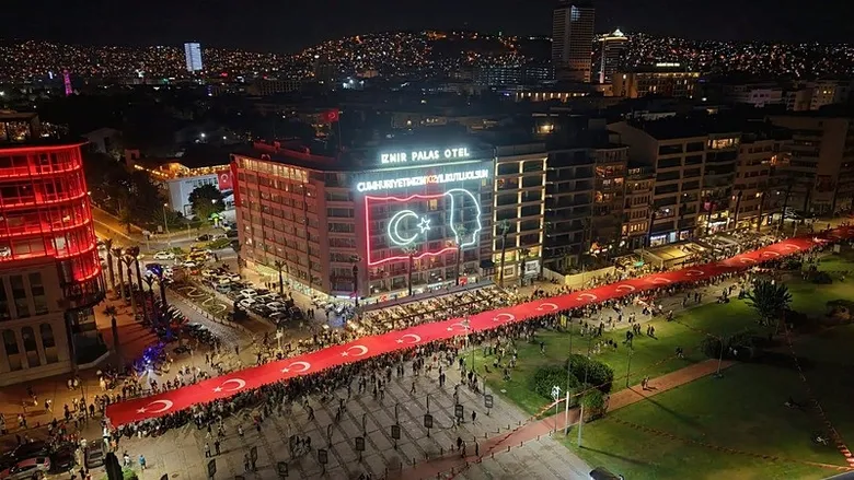 İzmir’de 9 Eylül coşkusu fener alayıyla son buldu