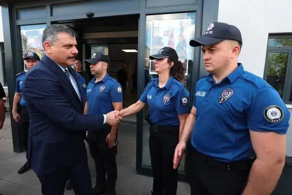 bakan-ciftci-kocaelide-polis-ve-jandarma-personeliyle-bir-araya-geldi-1784380144454.png