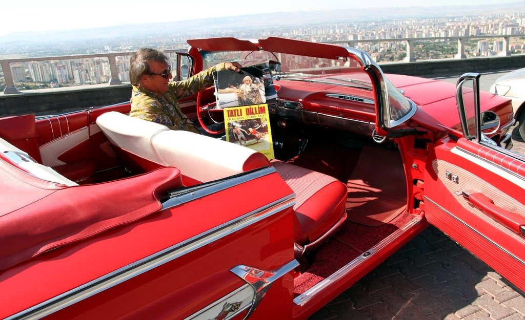 1960 model klasik otomobilini bir zamanlar Zeki Alasya’nın kullandığını tesadüfen öğrendi!