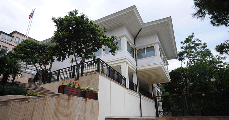 Tunç bey şatoda Ekrem bey köşkte!