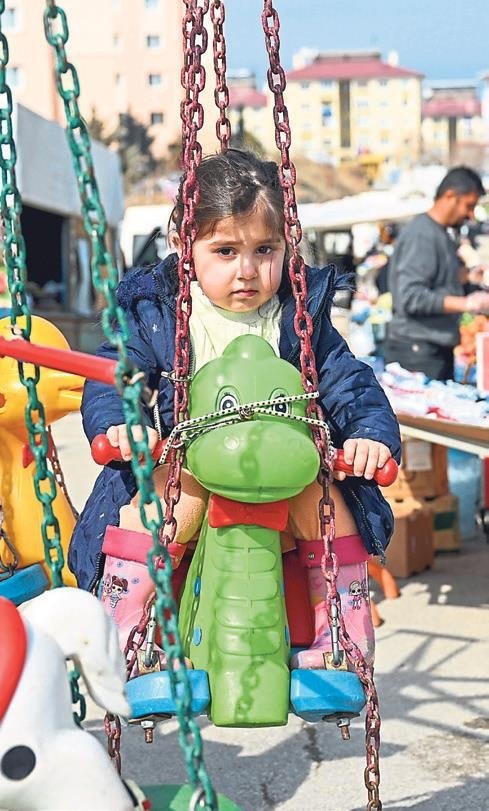 Çocukların yüzündeki bir gülücük için el ele