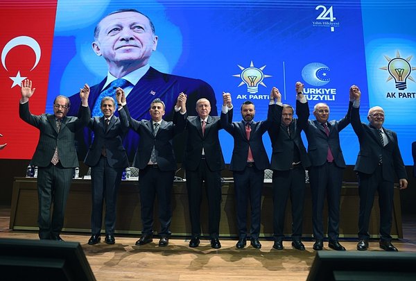 rozetlerini-baskan-erdogan-takti-4-belediye-baskani-ak-partiye-katildi-1769438242929.jpeg