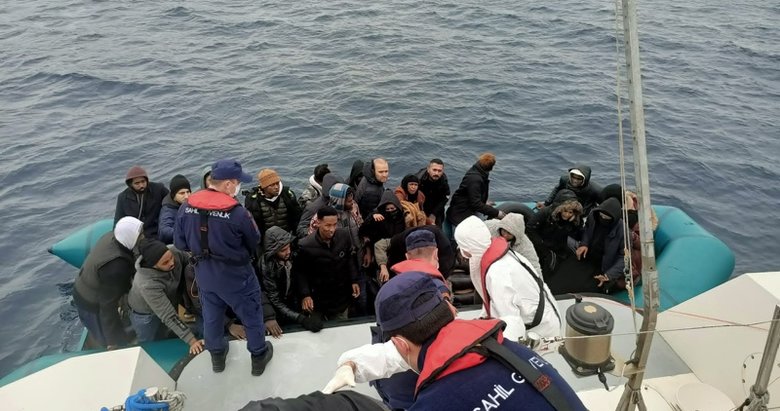 Yunan unsurlarınca geri itilen 38 kaçak göçmen Kuşadası’nda kurtarıldı!
