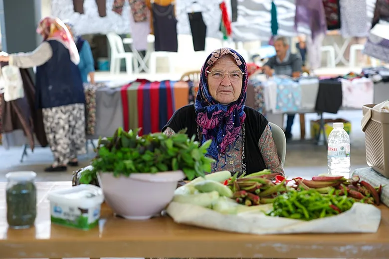 izmirliler-burayi-bilmiyorsa-cok-sey-kaciriyor-kesfedilmeyi-bekleyen-pazarda-kendi-urettiklerini-tezgaha-cikar-1788874094001.png
