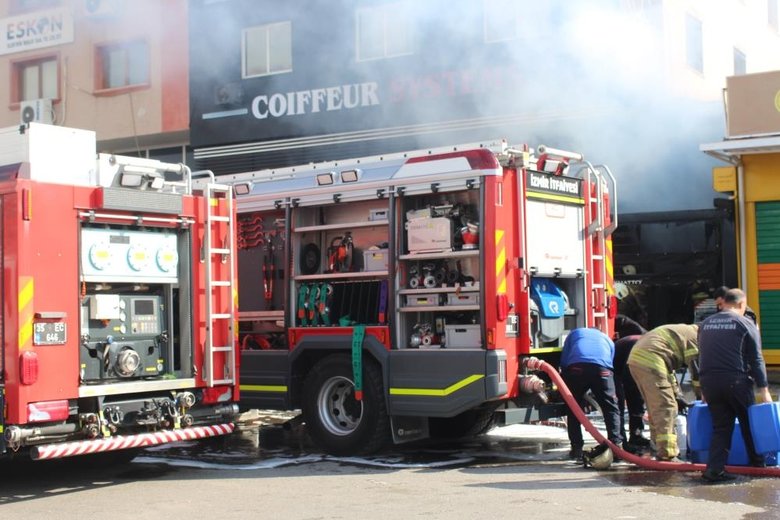 Kozmetik deposundaki yangında 2 kişi can verdi