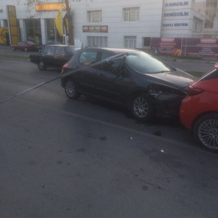 İzmir’de şiddetli rüzgar hayatı olumsuz etkiledi