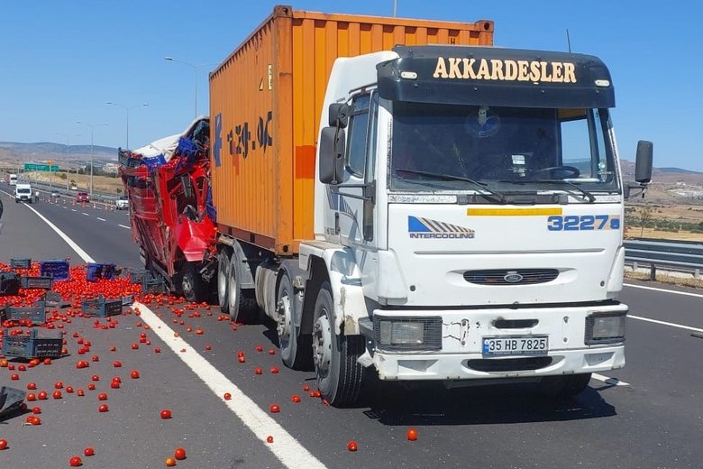İzmir’de kamyon TIR’a arkadan çarptı: 1 ölü