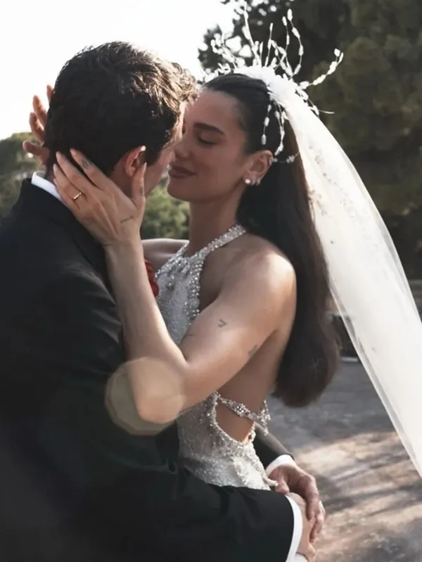 dua-lipa-ve-esi-callum-turnerin-balayi-tatili-bir-turlu-bitmedi-kuvet-pozu-sosyal-medyayi-salladi-1782797501131.jpeg