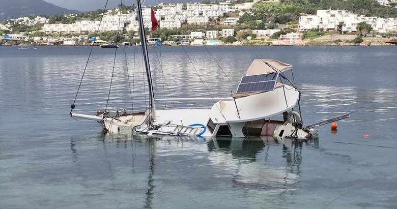Kuvvetli rüzgarda sürüklenen tekne battı