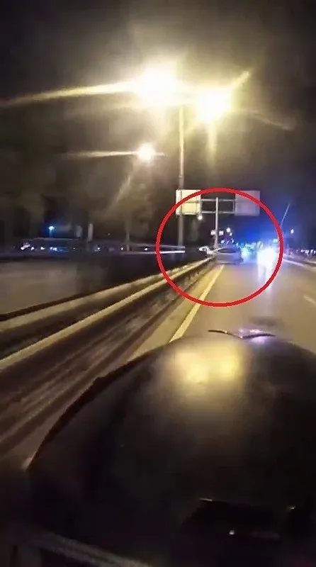 İzmir Yolu Acemler istikametinde feci kaza! Otomobil bariyerlere çarpıp böyle takla attı..