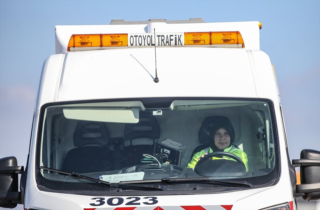 İstanbul-İzmir Otoyolu’nun tek kadın bakım operatörü çalışma azmiyle örnek oluyor