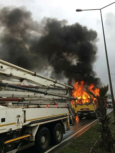 İzmir’de korkutan yangın! Seyir halindeki TIR alev aldı