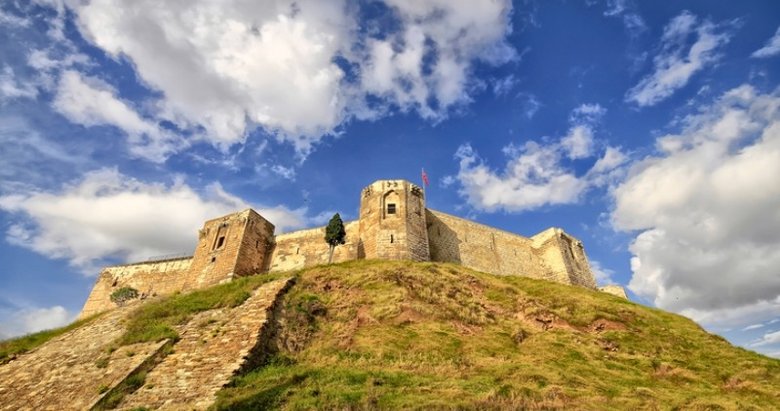 Yıllara meydan okuyan tarihi hazineler de dayanamadı
