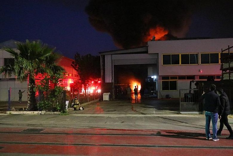İzmir’de alevler iki fabrikayı sardı! Dumandan göz gözü görmedi