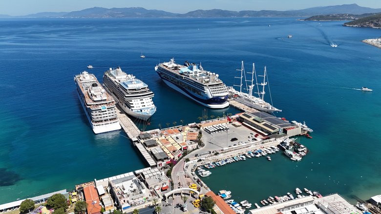 Kuşadası’na 5 kruvaziyer gemisi ile 4 bin 902 turist geldi