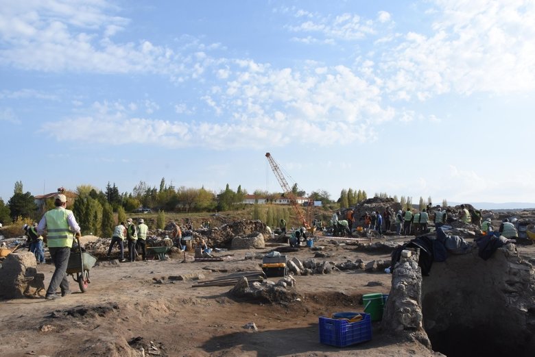 Kütahya’da Türkiye’nin en büyük kazısında 6 ayda 2 bin parça eser ortaya çıkarıldı