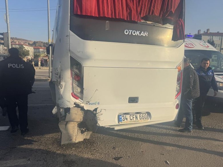 TIR’la çarpışan midibüsteki yolcular yaralandı