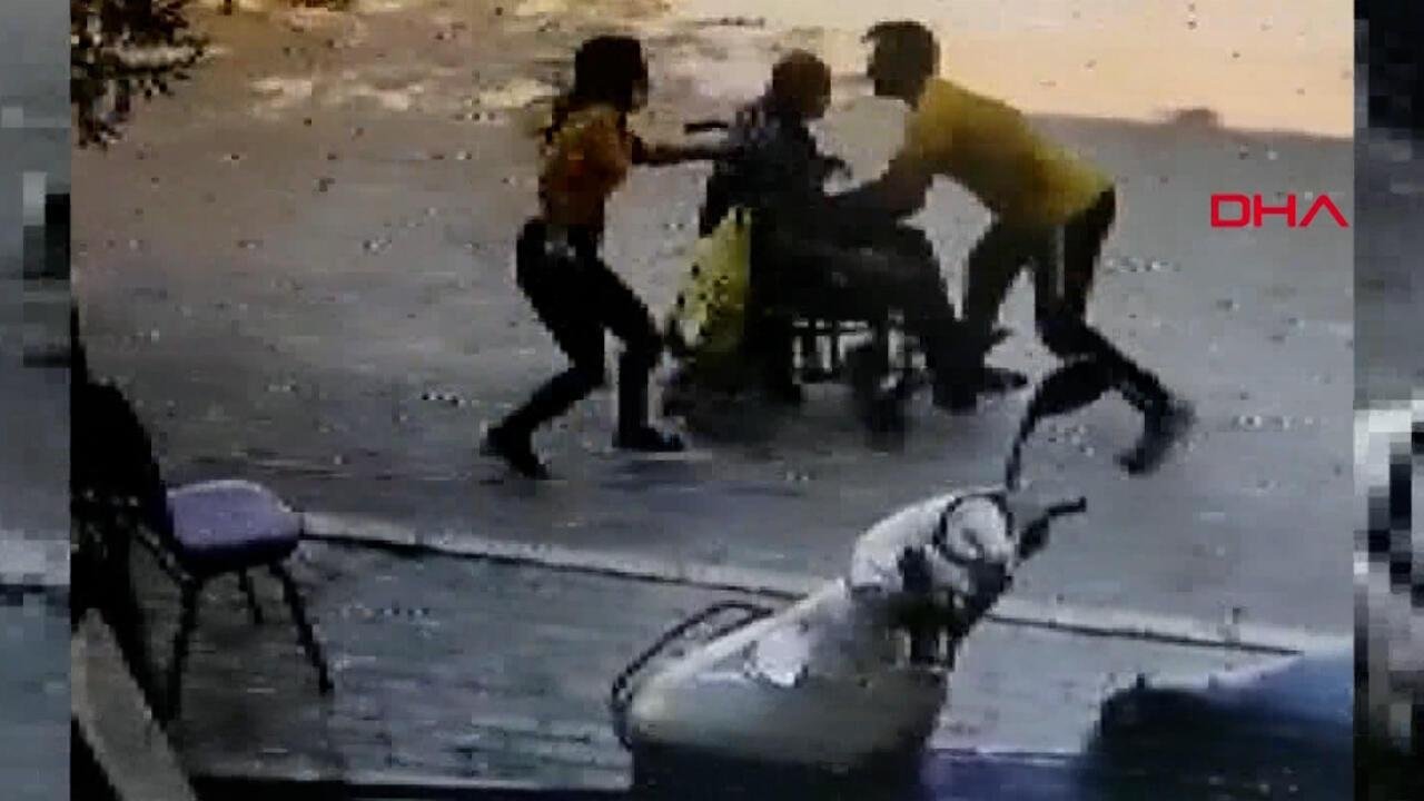 Izmir De Korku Dolu Anlar Yokus Asagi Inerken Tekerlekli Sandalye Kontrolden Cikti