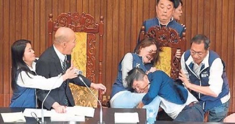 Tayvan’da parlamento karıştı