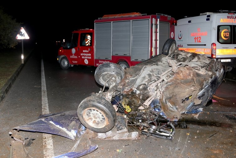 Muğla’da 2 kişi hurdaya dönen otomobilden yaralı olarak kurtuldu