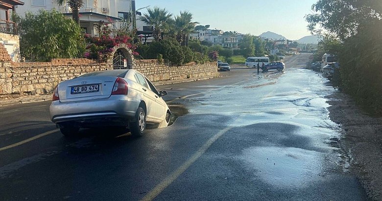 Bodrum’un değişmeyen manzarası! Yine isale hattı patladı: Otomobil çukura düştü