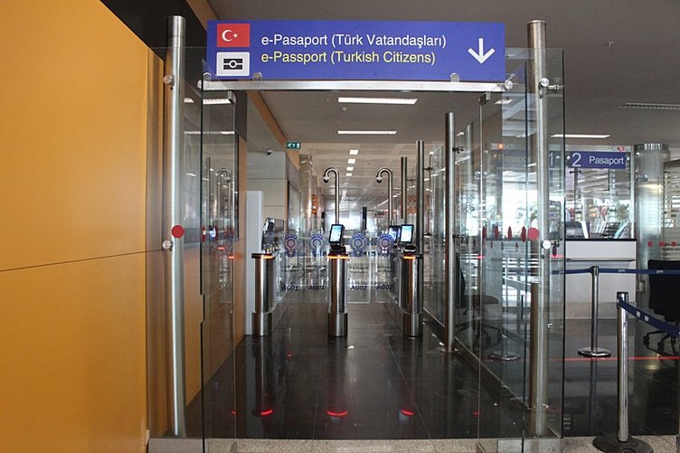 Uygulama başladı! İzmir’de pasaport kontrolü 20 saniye sürecek