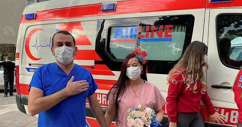 Sağlık çalışanı çift, iş kıyafetlerini giyip ambulansla geldikleri nikah salonunda evlendi