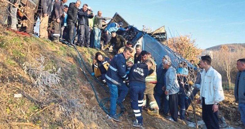 Devrilen otomobilin sürücüsü ağır yaralandı