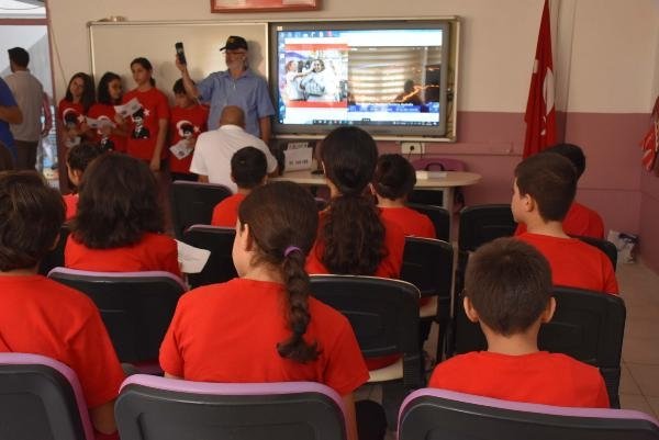 İzmir’deki öğrenciler uzaydaki astronotlarla telsizle konuştu