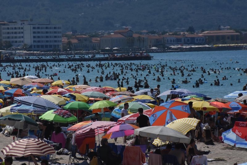 Tatilciler Ilıca Plajı’na akın etti
