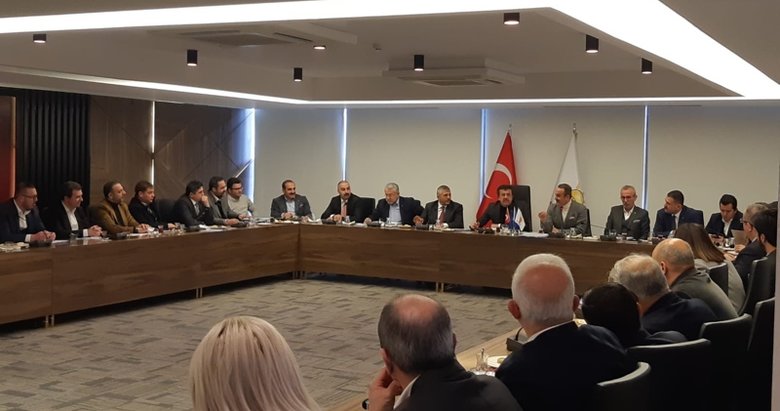 İzmir’de Zeybekci’den ilçe belediye başkan adaylarıyla kritik toplantı