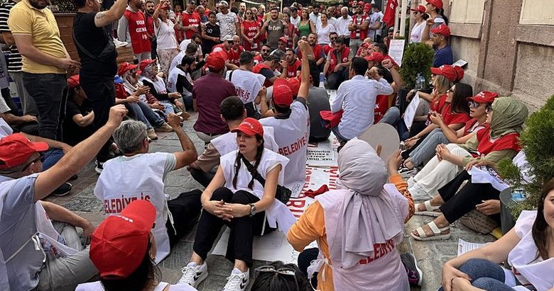 İzmir’de işten çıkarılan işçiler Büyükşehir’in kapısında