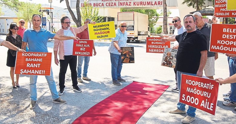 Kooperatif mağdurlarından kırmızı halılı protesto