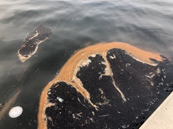 İzmir Körfezi’nde tedirgin eden görüntü! Kırmızı- turuncu renk görenleri korkuttu