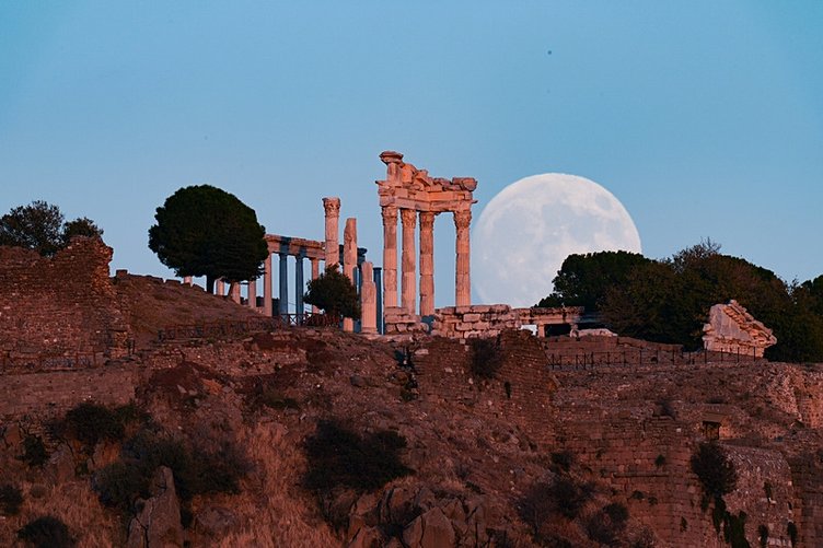 İzmir’de dolunay şöleni görenleri hayran bıraktı!