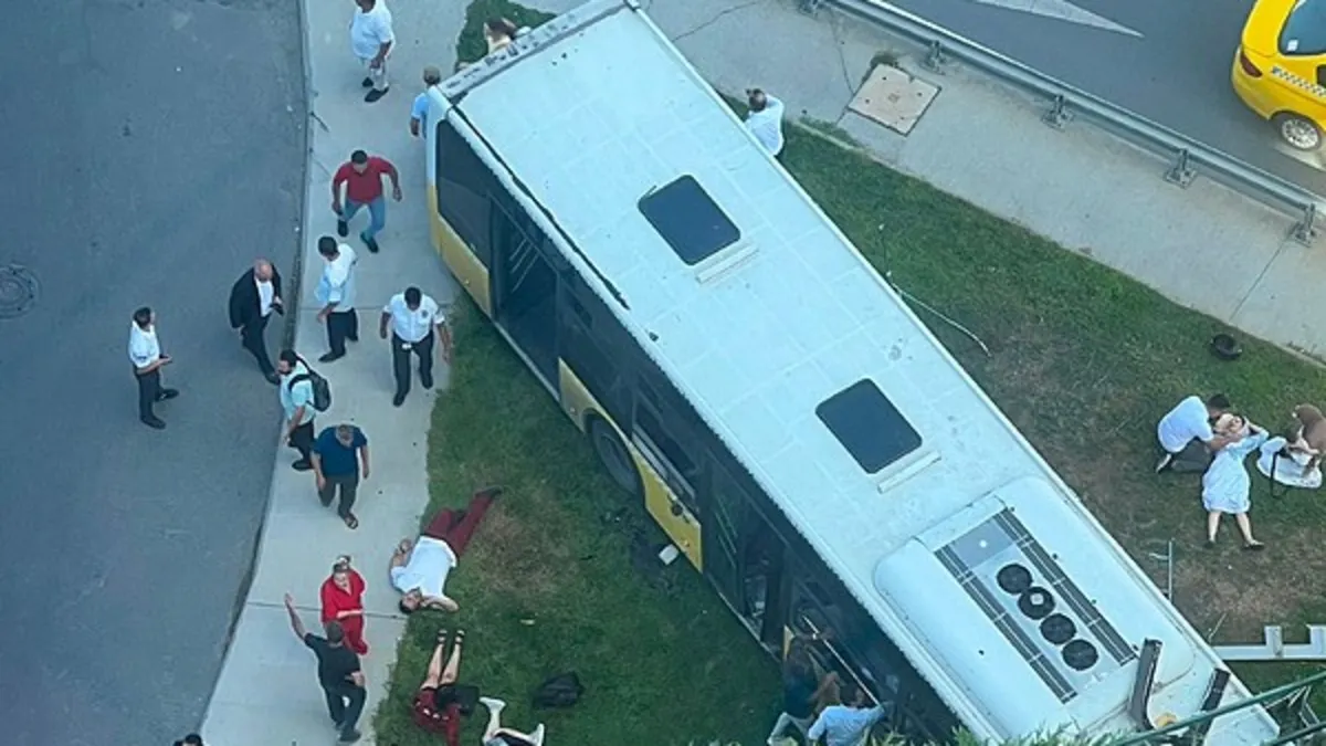 Zeytinburnu'nda feci olay! İETT otobüsü site duvarına çarptı: Yaralılar var!