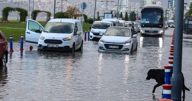 İzmir'de alışıldık manzara! Fırtına denizi taşırdı caddeler göle döndü 