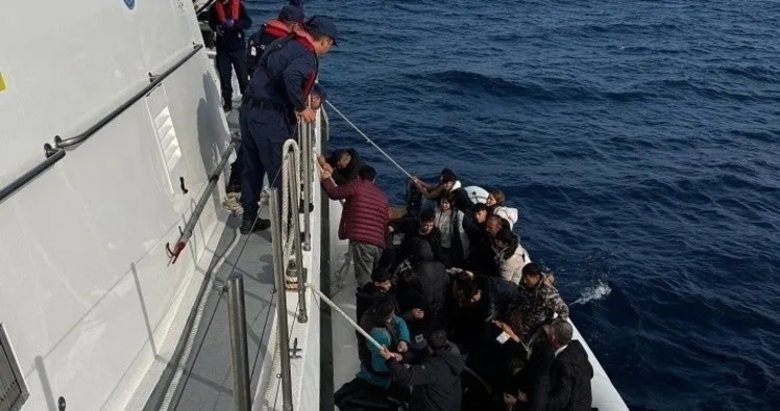 İzmir’de motor arızası nedeniyle lastik bot sürüklendi: 40’ı çocuk 64 göçmen kurtarıldı
