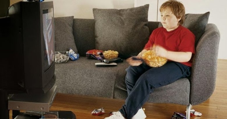 Obezite ekran başındaki çocuğu tehdit ediyor