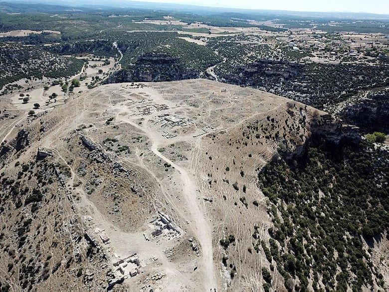 Uşak’ta heyecanlandıran keşif! Vadinin sarp yamaçlarında bulundu