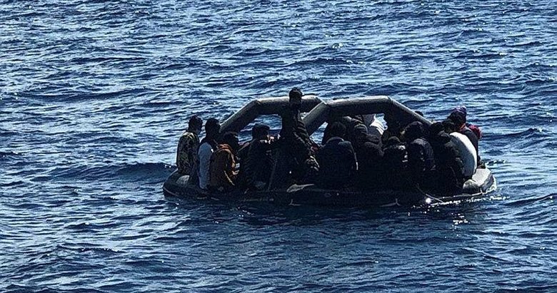 Foça açıklarında 55 kaçak göçmen kurtarıldı! 5 göçmen kaçakçısı gözaltında