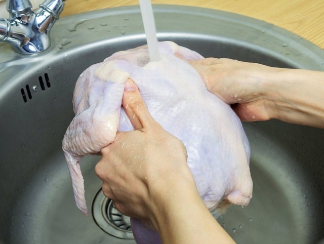 Tavuk eti neden yıkanmamalı? Yıkanırsa ne olur?
