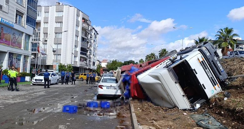 İzmir’de kontrolden çıkan tır yan yola uçtu: 2 araç ezildi