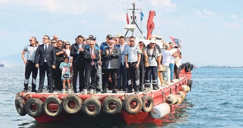 Kabotaj Bayramı’nın 100. yılında dev Türk bayrağı açıldı