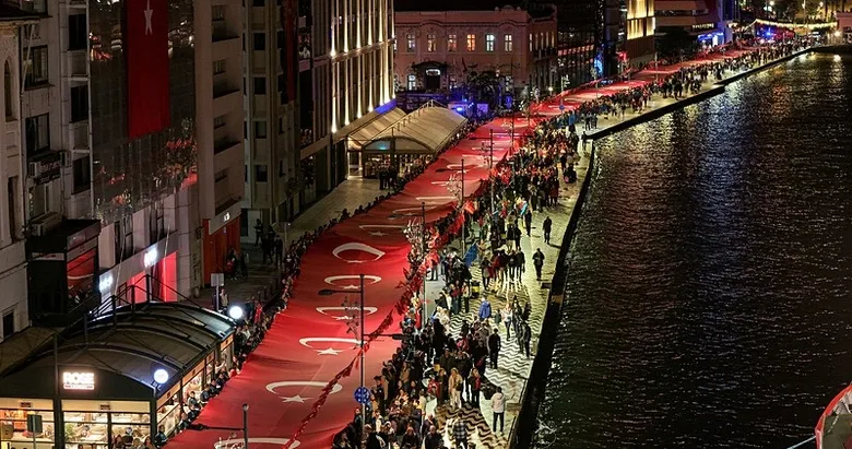 İzmir’de Cumhuriyet’in 103. yıl dönümü kutlandı!