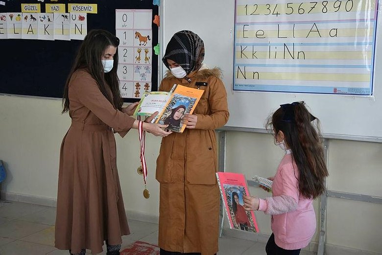 7 yaşındaki kızıyla EBA’da ’okuma- yazma’ öğrendi