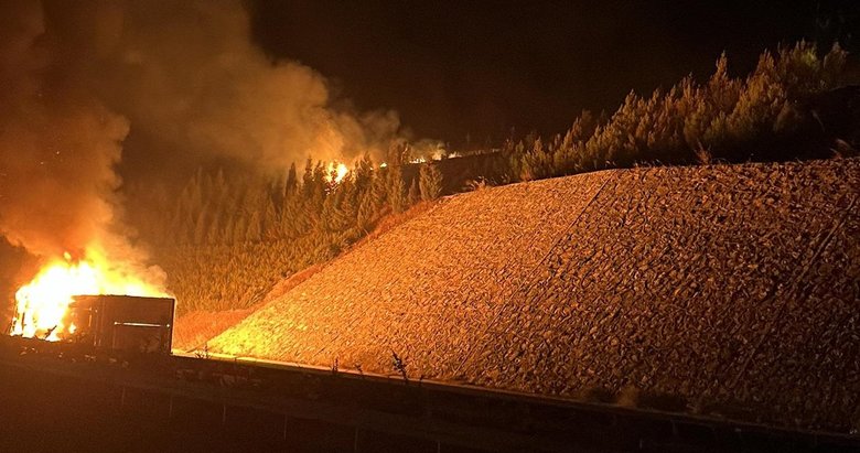 Balıkesir’de devrilen kamyondan çıkan yangın ormana sıçradı