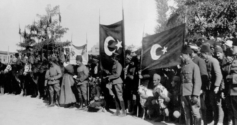 MSB paylaştı! İzmir’in düşman işgalinden kurtuluşuna ilişkin tarihi fotoğraflar