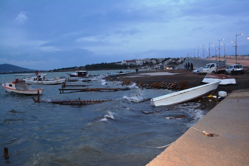 Balıkesir’i lodos vurdu! Ayvalık’ta tekneler parçalandı, bazı ev ve iş yerleri zarar gördü