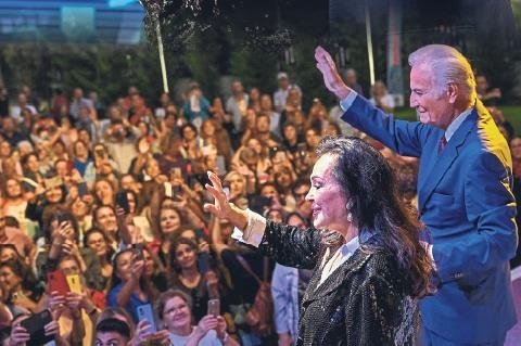 İzmirlileri dans ederek selamladılar